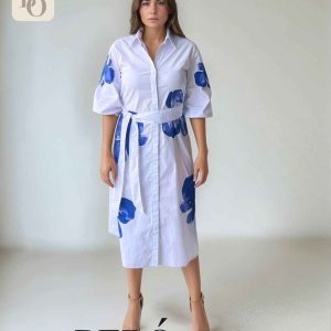 Vestido camisero blanco con estampado floral azul