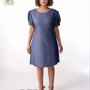 Vestido corto en tono denim con mangas globo